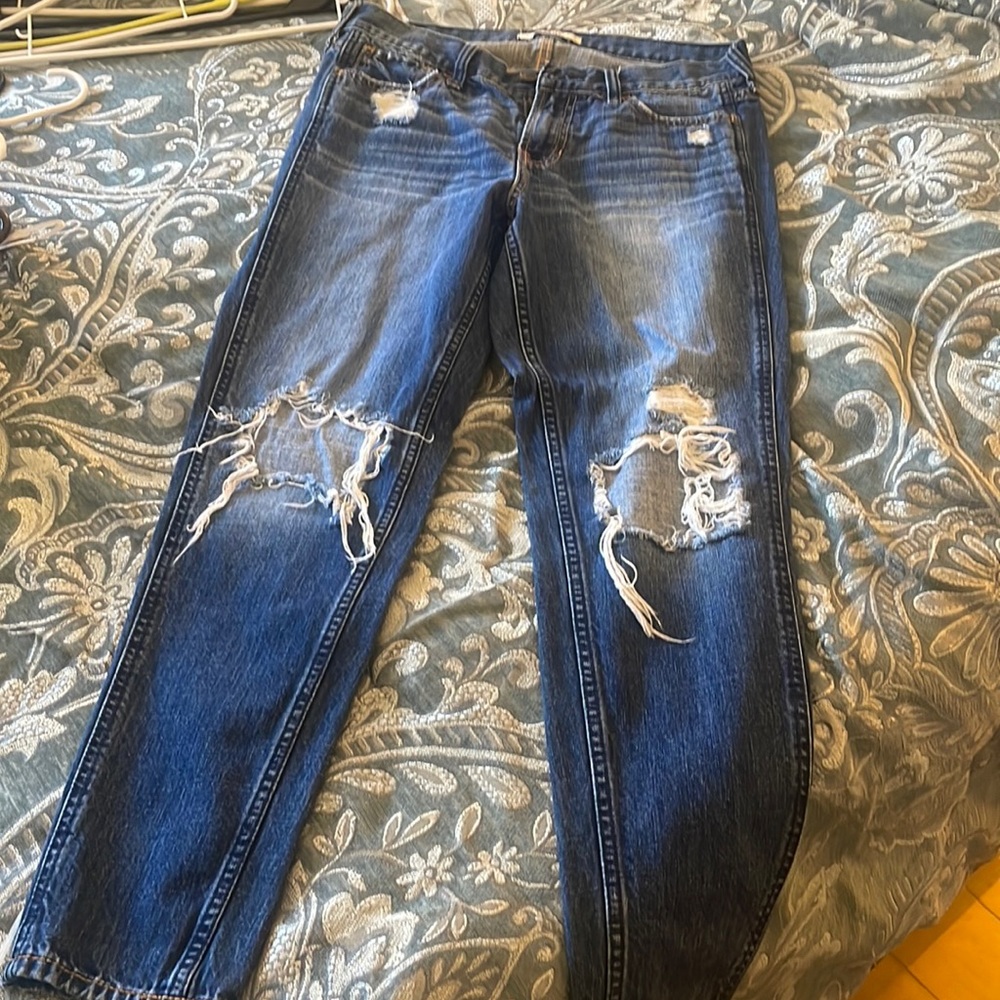 Hollister jeans distressed look condition: good